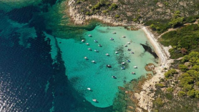 Κορυφαίες εξωτικές παραλίες κι ένα άγνωστο νησάκι μόλις 30 λεπτά από την Αθήνα – Τα δύο νησιά με… το ναυάγιο και τα ζεστά νερά
