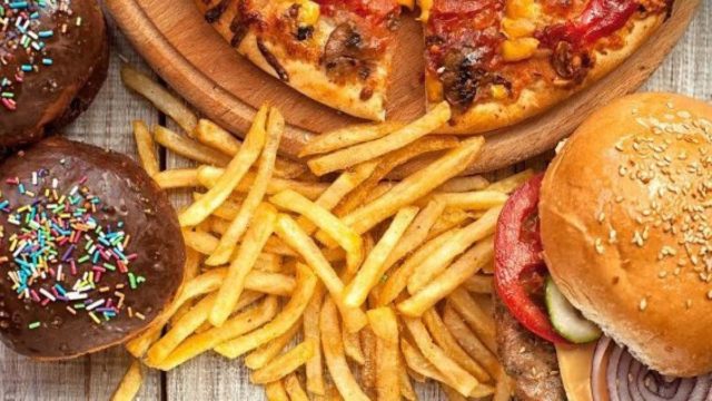 Καρκίνος και διατροφή: Οι 13 τροφές που πρέπει να αποφεύγετε