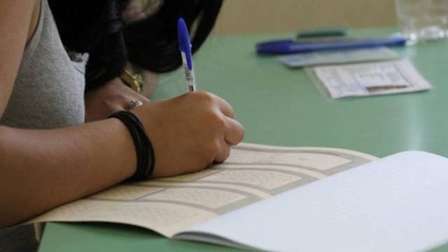 Πανελλαδικές: Τι θα γίνει αν αρρωστήσει μαθητής εν μέσω εξετάσεων – Πότε πρέπει να κάνουν self-test οι υποψήφιοι