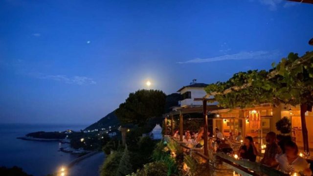 El Resto bar: Γαστρονομική εμπειρία με θέα το μαγευτικό Αιγαίο σε ένα από τα πιο αγαπημένα εστιατόρια