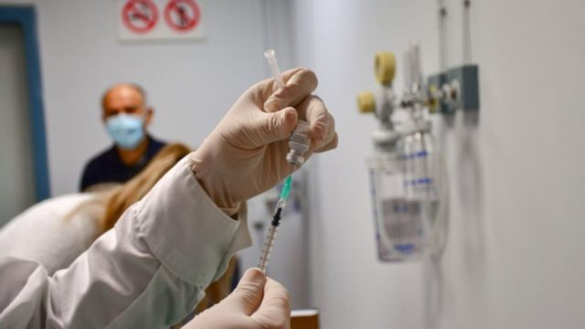 Κορωνοϊός: Αυτά είναι τα προνόμια που έρχονται για τους εμβολιασμένους – Ο κίνδυνος του τέταρτου κύματος