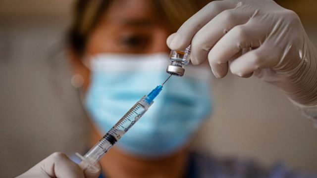 Εμβολιασμός: Διαθέσιμα όλα τα σκευάσματα για τους 18-24 ετών από την Τετάρτη – Από πότε θα εξαιρούνται του self test – Ποια τα προνόμια που θα έχουν