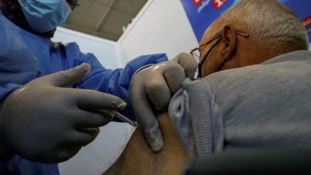 Ερχεται ο εμβολιασμός κατ’ οίκον – Πότε ξεκινάει, σε ποιούς απευθύνεται