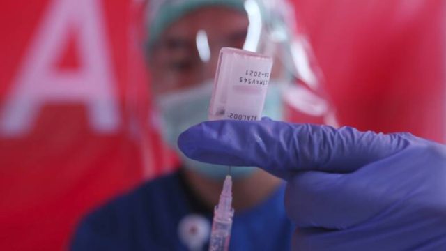 Κορωνοϊός: «Κοσμοσυρροή» για το εμβόλιο στις ηλικίες 25-29 ετών – Αποσυμφόρηση της πανδημίας στην χώρα