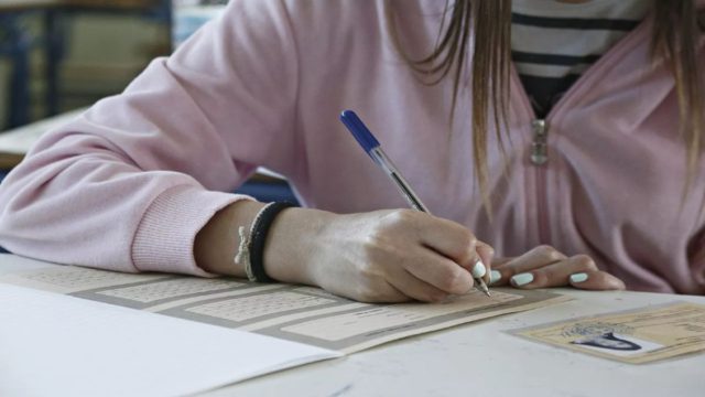 Πανελλαδικές 2021: Αυλαία αύριο για 100.000 υποψηφίους – Πώς θα γίνουν λόγω κορωνοϊού – Ανατροπές στις βάσεις