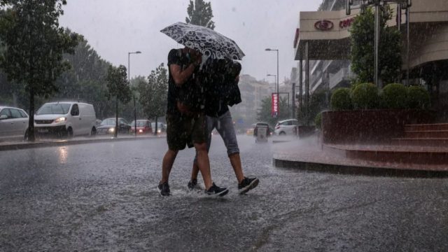 Καιρός: Βροχή και χαλάζι στην Αθήνα – Ακόμη μία ημέρα με καταιγίδες σήμερα