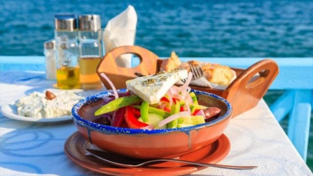5+1: Υπέροχες ταβέρνες για φαγητό στο Σουνιο