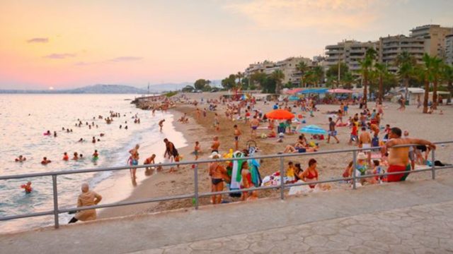 9+1: Παραλίες στην Αττική για να κάνετε το μπάνιο σας χωρίς είσοδο – Ποιες βραβεύτηκαν με “Γαλάζια Σημαία”