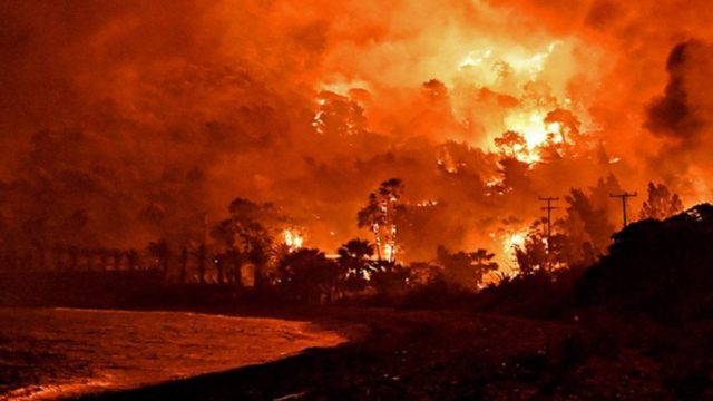 Τεράστια πυρκαγιά στην Βόρεια Εύβοια – Οι περιοχές της Αττικής που βρίσκονται σε κίνδυνο
