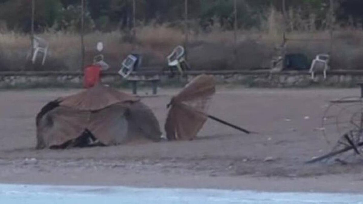 Εβαλαν φωτιά σε ομπρέλες και πετούσαν πέτρες στους πυροσβέστες που ήρθαν να τη σβήσουν