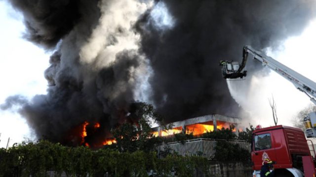 Φωτιά στον Πύργο – «Καμπανάκι» για 18 περιοχές της Αττικής
