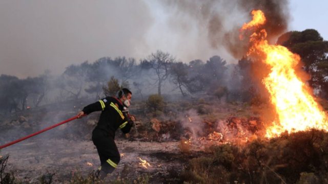 Φωτιά στη Ραφήνα – Οι περιοχές της Αττικής που κινδυνεύουν