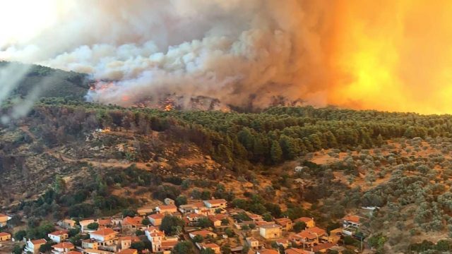 Φωτιά στην Εύβοια – Ποιες περιοχές της Αττικής είναι σε άμεσο κίνδυνο