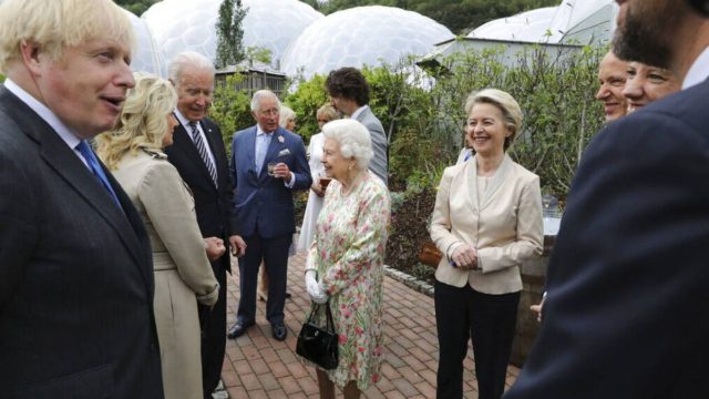 Η δεξίωση της βασίλισσας Ελισάβετ για τους G7 – Πώς έκλεψε την παράσταση από τους ηγέτες
