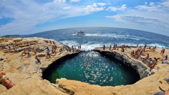 Οι δυο υπέροχες φυσικές πισίνες στην Ελλάδα με τα σμαραγδένια νερά