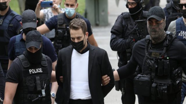 Γλυκά Νερά: «Να σαπίσεις στην φυλακή ρε κ@ρι@λ@» – Οργή πολιτών για τον συζυγοκτόνο της Καρολάιν – Αστακός η Ευελπίδων (Video)