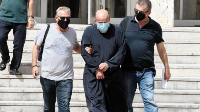 Αγρίνιο: Ανατριχίλα με τις πράξεις του βιαστή ιερέα – Κακοποιούσε τα παιδιά μέσα σε κοινόβιο