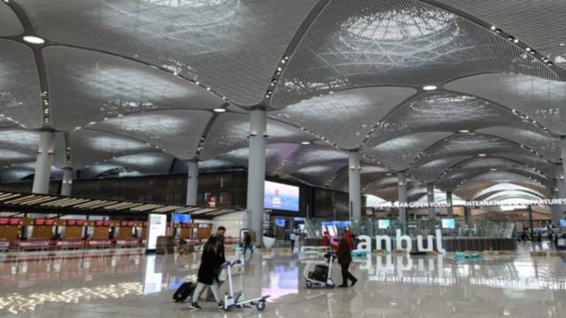 Θρίλερ για Ελληνίδα στη Τουρκία: Καταγγέλλει “ομηρία” 43 ωρών, μαζί με τον γιο της, στο αεροδρόμιο της Κωνσταντινούπολης!
