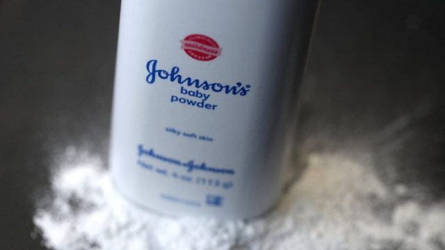 Johnson & Johnson: Σκάνδαλο με την εταιρεία των εμβολίων – Θα πληρώσει εκατομμύρια ευρώ για την πούδρα που μοίρασε καρκίνο