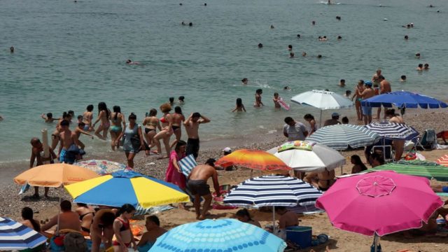 Καιρός: Ζέστη και τοπικές βροχές σήμερα του Αγίου Πνεύματος – Σε ποιες περιοχές και από πότε ο υδράργυρος θα «χτυπήσει» 43άρια