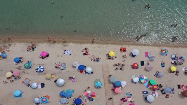 «Πράσινο φως» για κολύμπι στην πλαζ Αρετσούς στην Καλαμαριά