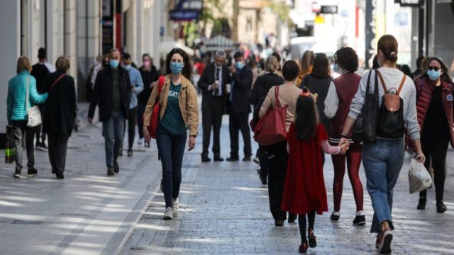 Ποιοί θα εργάζονται τις Κυριακές – Διευρύνεται η λίστα καταστημάτων και επιχειρήσεων που θα λειτουργούν