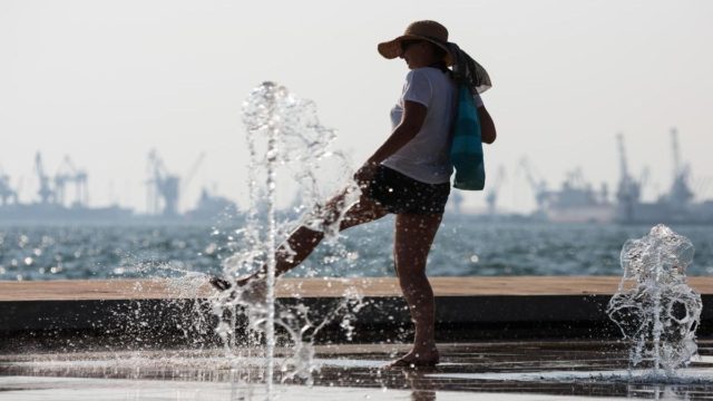Τι να φορέσεις όταν ο υδράργυρος χτυπάει κόκκινο – Τα λάθη που πρέπει να αποφύγεις στον καύσωνα