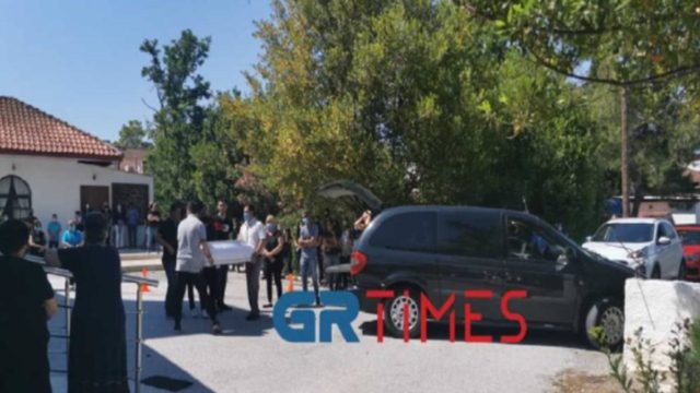 Σπαραγμός και οδύνη στη κηδεία του 18 μηνών βρέφους – «Το έψαχναν για αρκετές ώρες στον δρόμο και στα γύρω οικόπεδα»