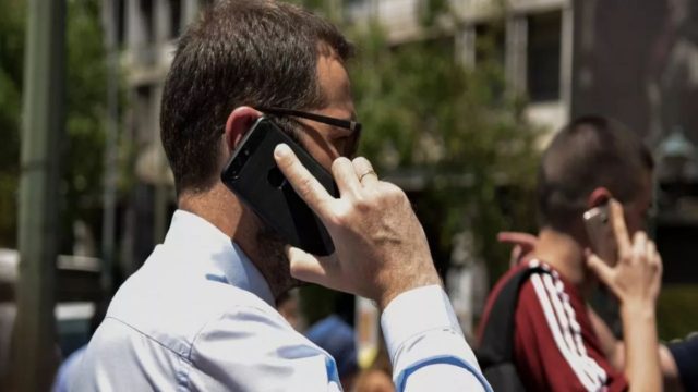 Τι αλλάζει υπέρ των καταναλωτών στην κινητή τηλεφωνία – Ανατροπή και στις χρεώσεις