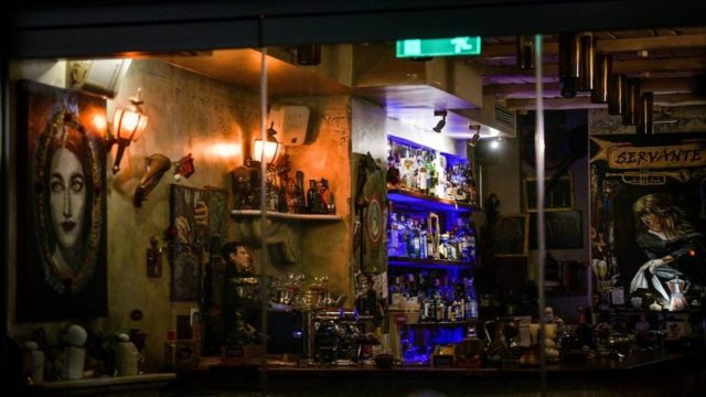 «Της έβγαλε τα…»: Νέος βιασμός 29χρονης εργαζόμενης σε μπαρ στο Κολωνάκι!