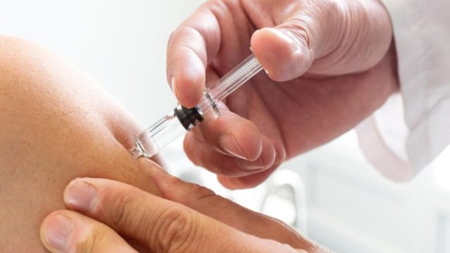 Μεγάλη προσοχή: Οι τροφές που δεν πρέπει να φάτε μετά το εμβόλιο