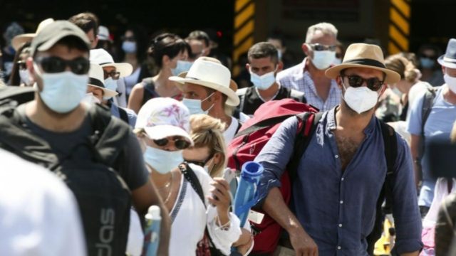 Κορωνοϊός: Τις επόμενες εβδομάδες θα βγάλουμε τις μάσκες στους εξωτερικούς χώρους – Έρχονται προνόμια για τους εμβολιασμένους