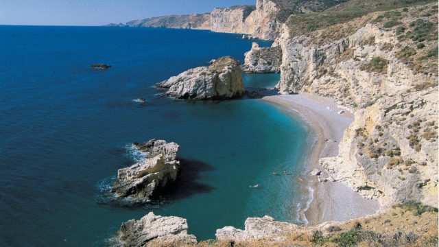 Κύθηρα: Η παραμυθένια παραλία με την λευκή άμμο και το ναυάγιο & 7 λόγοι για να κάνεις διακοπές στο νησί