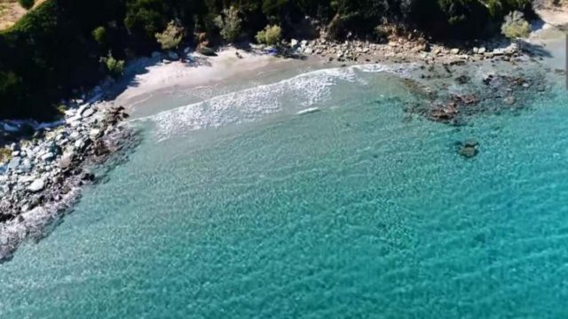 Βόρεια Εύβοια: Η κρυφή παραλία που μοιάζει με πισίνα (Video)