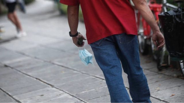 Τέλος οι μάσκες: Συνεδριάζει σήμερα η Επιτροπή – Από το Σαββατοκύριακο σε εξωτερικούς χώρους