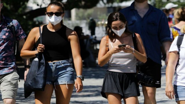 Κορωνοϊός: Η ημερομηνία που «ξεφορτωνόμαστε» τις μάσκες και το σχέδιο των λοιμωξιολόγων – Οι 3 προϋποθέσεις (Video)