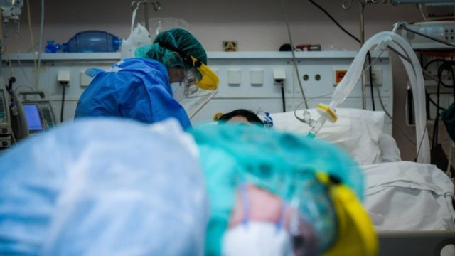 Διασωληνώθηκε 22χρονος στο «Σωτηρία» – Μη εμβολιασμένοι οι περισσότερες εισαγωγές