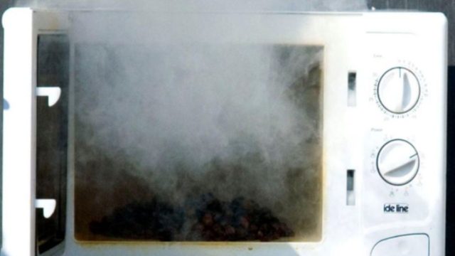 Κίνδυνος θάνατος: Αυτές τις 6 τροφές απαγορεύεται να βάζετε στο φούρνο μικροκυμάτων!