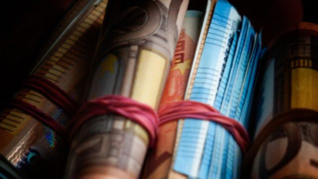Βρέχει χρήμα: 5.240 ευρώ για 50.000 συνταξιούχους και πώς θα ρυθμίσετε τα χρέη σας σε 420 δόσεις – Ποιες είναι οι παγίδες