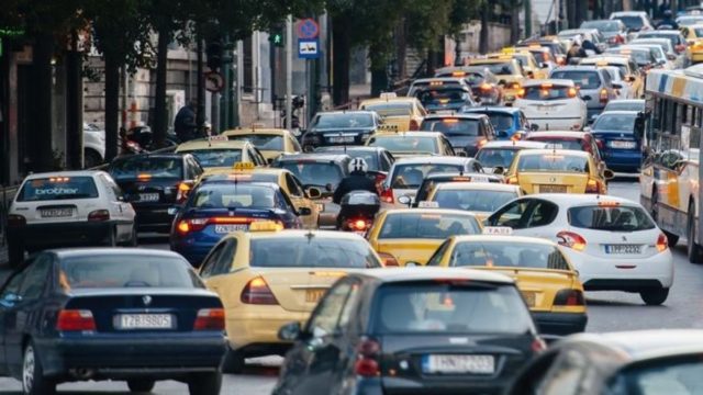 Κίνηση στην Αθηνών-Λαμίας από ακινητοποιημένο όχημα – Πού υπάρχει μποτιλιάρισμα