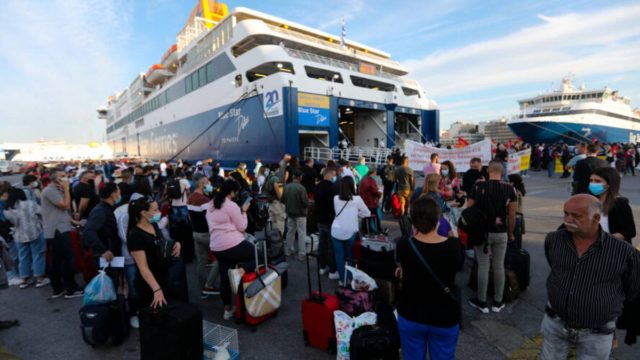 Λιμάνι Πειραιά: Ανεστάλη η απεργία – Αναχωρούν για τα νησιά τα πλοία μετά το φιάσκο