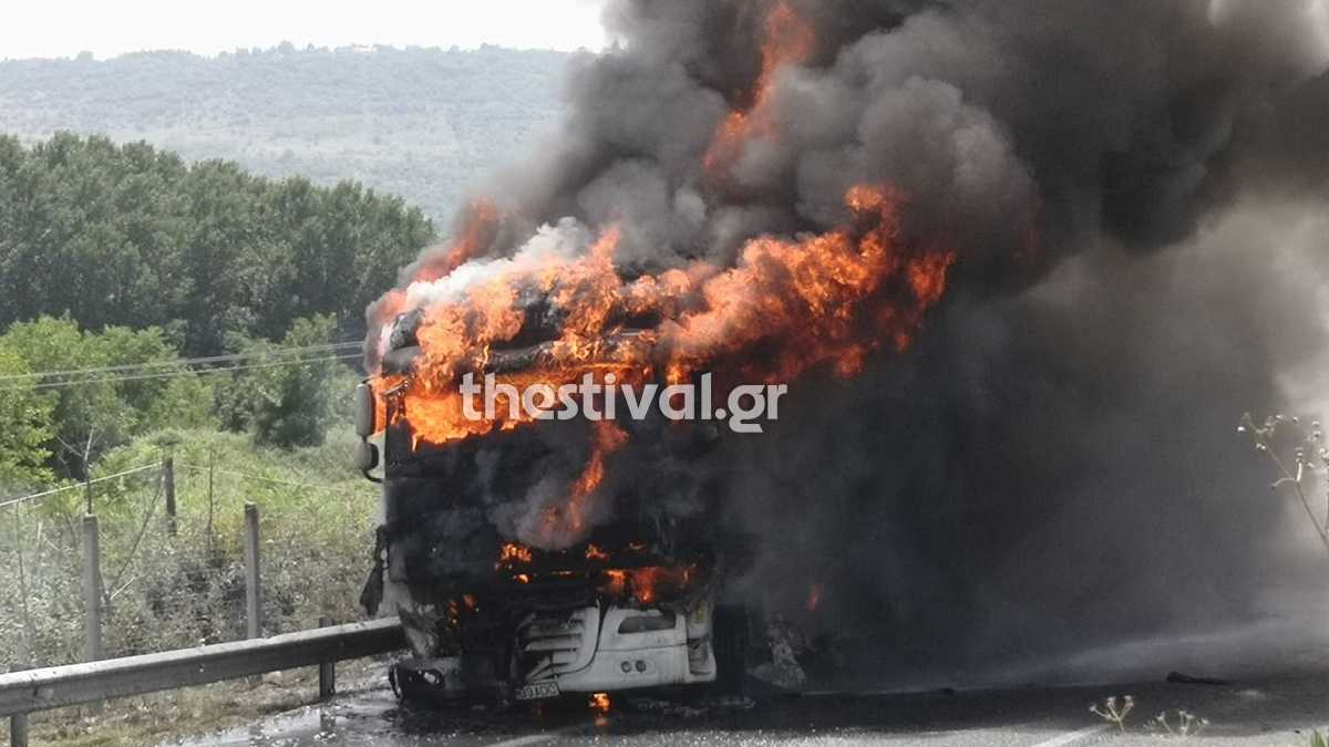 Βέροια: Νταλίκα τυλίχθηκε στις φλόγες στην Εγνατία – Τι κάνουμε σε φωτιά εν κινήσει