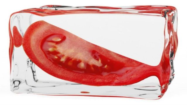 Έφτιαξε ένα παγάκι με ντομάτα και το έβαλε στο πρόσωπό της – Μόλις μάθετε το λόγο θα τρέξετε να το κάνετε και εσείς