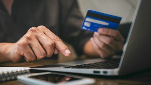 Τί πρέπει να προσέχουμε στις ηλεκτρονικές αγορές από 1η Ιουλίου – Ολική «στροφή» προς τα e-shop κάνουν οι καταναλωτές λόγω της πανδημίας