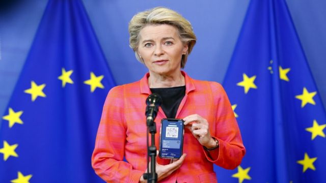 Η Φον ντερ Λάιεν έβγαλε το ευρωπαϊκό ψηφιακό πιστοποιητικό και το δείχνει στην κάμερα – Πότε τίθεται σε ισχύ
