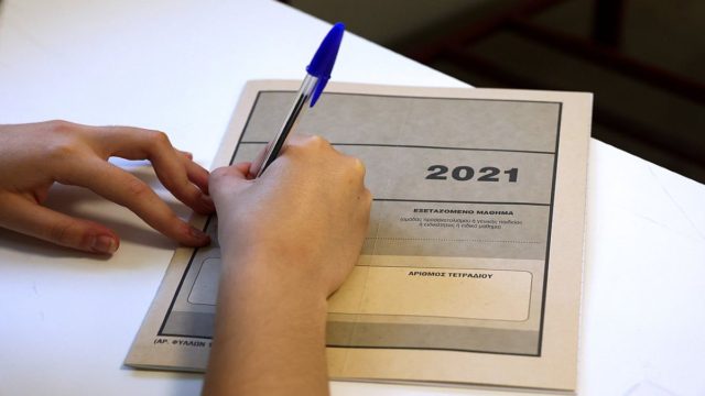 Πανελλαδικές Εξετάσεις 2021: Στον «αέρα» λόγω της απεργίας – Κατεπείγουσα αγωγή κατά της ΑΔΕΔΥ κατέθεσε η Κεραμέως – ΝΔ: Συνδικαλιστές γράφουν στα παλιά τους παπούτσια τους μαθητές