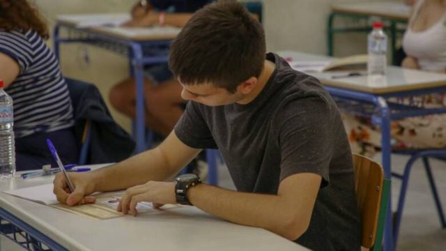 Πανελλαδικές εξετάσεις: Έρχονται τεράστιες ανατροπές στις βάσεις – Τι πρέπει να κάνουν οι υποψήφιοι με τα self tests