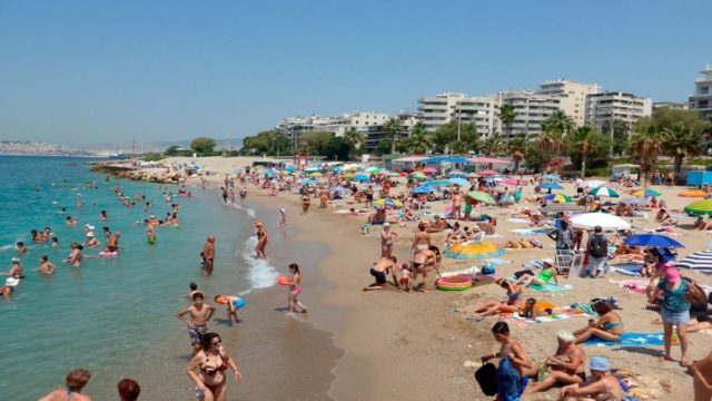Έρχονται εμβολιασμοί ακόμη και σε… πλαζ!