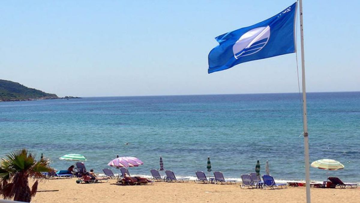 17+1: Οι πιο καθαρές παραλίες της Αττικής που βραβεύτηκαν με “Γαλάζια Σημαία”
