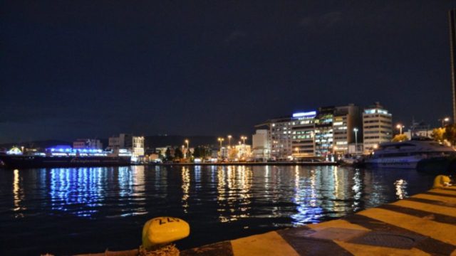 Πειραιάς: Επεσε αμάξι στο λιμάνι